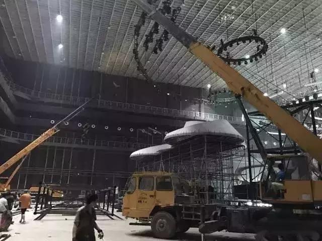 Stage trusses facilitate auditorium stage in the air